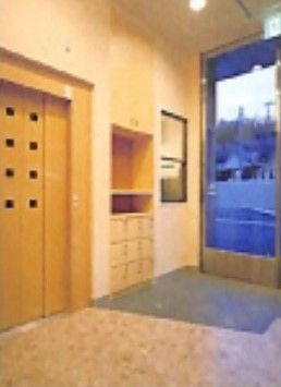 ホテルや高級マンションのように洗練されたデザインのエントランスである。余計なものが置かれておらず、引っかかって転倒などのリスクが少ない。