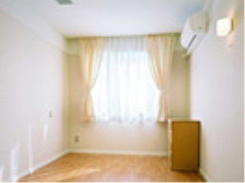 エアコンとタンスのみ置かれた部屋で、使い慣れた家具や寝具などを自由に持ち込んで自分の家のように暮らしていただける。