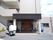 施設の玄関は自動ドアになっていて、屋根付がついている。車の送迎時、雨に濡れることなく乗降できる。玄関脇には自動販売機がある。