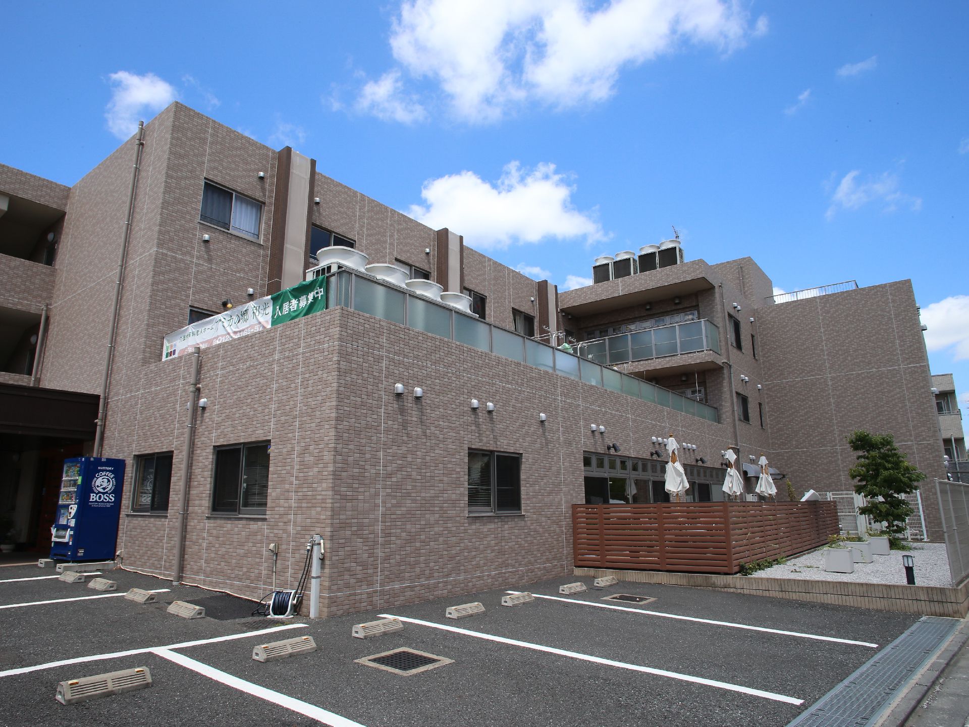 施設の裏手の1階には、ウッドデッキがある。2階には、広いバルコニーがある。施設全体の日当たりがいい。