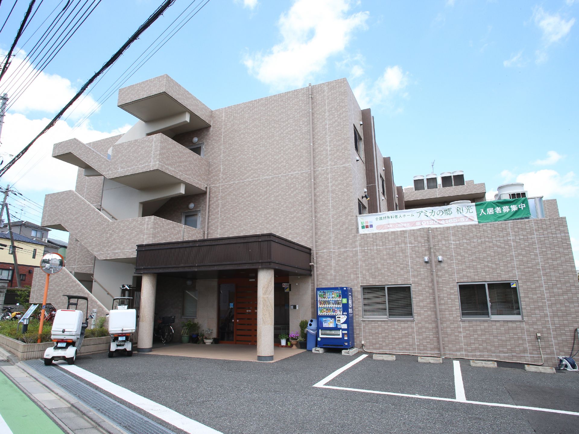 玄関横には6台停められる駐車場がある。広く取られた玄関には屋根がある。住宅街の中にあるので、静かな環境である。