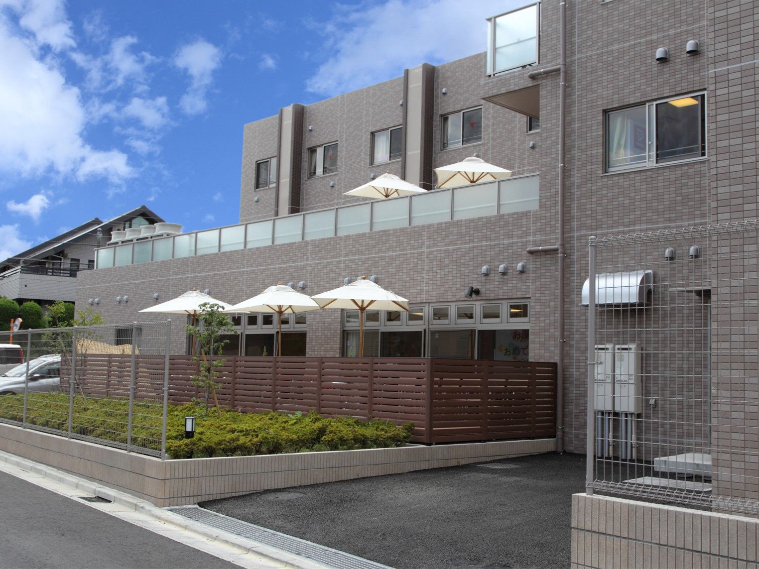 日差しのテラスのある建物外観