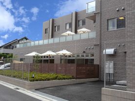 日差しのテラスのある建物外観