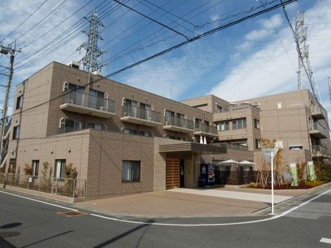 施設は、全面が茶色いレンガ調の外壁で統一された外観となっている。玄関前は、フラットで広々としている。