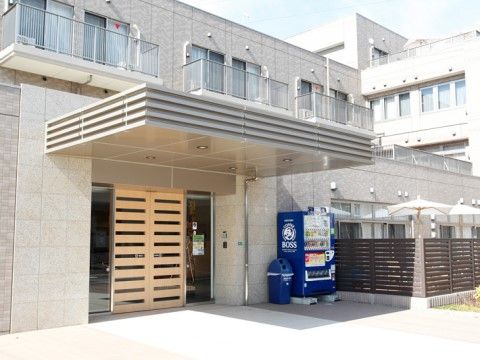 自動ドアがついた入口の外側には、ひさしがついているので雨の日に便利。玄関横には飲料の自動販売機が設置されている。