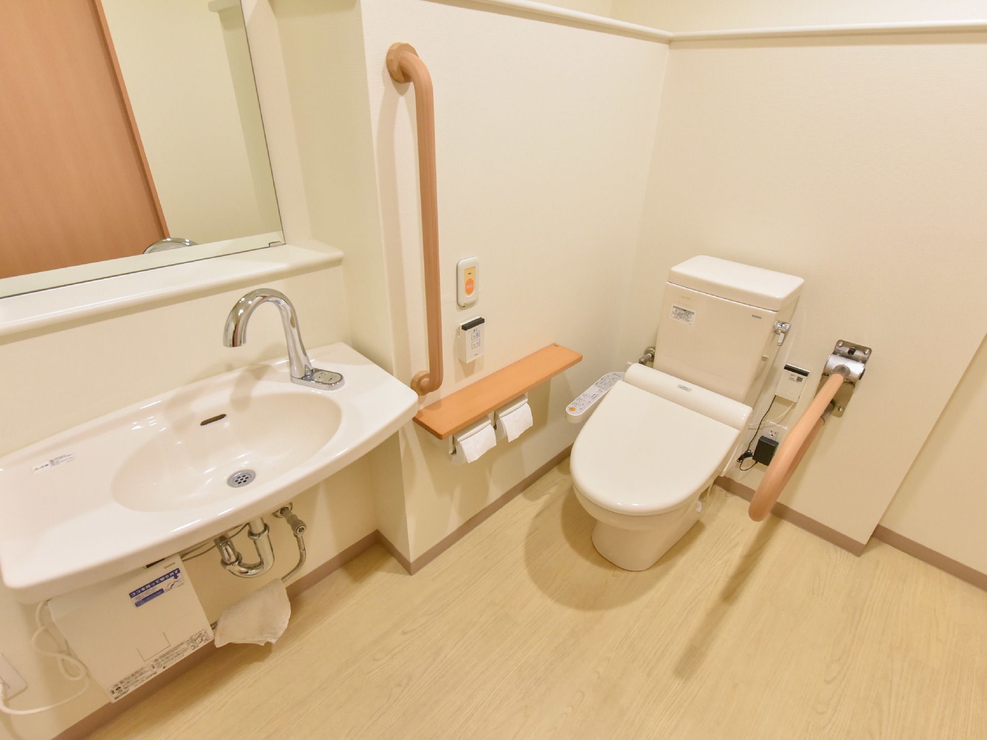 トイレの個室内は利用者様と介助する方が一緒に入室しても余裕がある広さであり、手洗い場も併設されている。