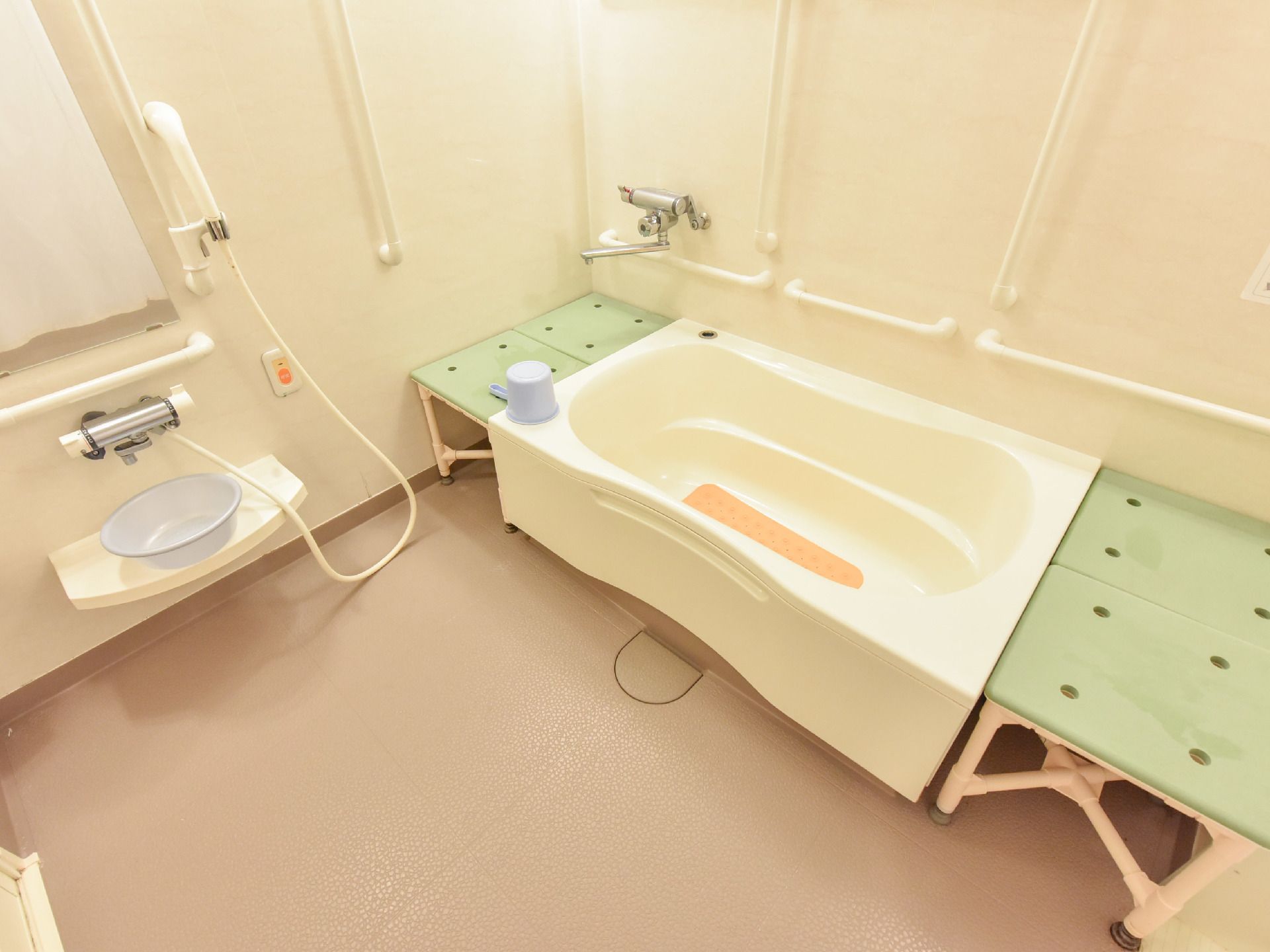 浴室内の壁面には横手すりと縦手すりが取り付けられている。緊急時に使用できる呼び出しブザーも設置されている。