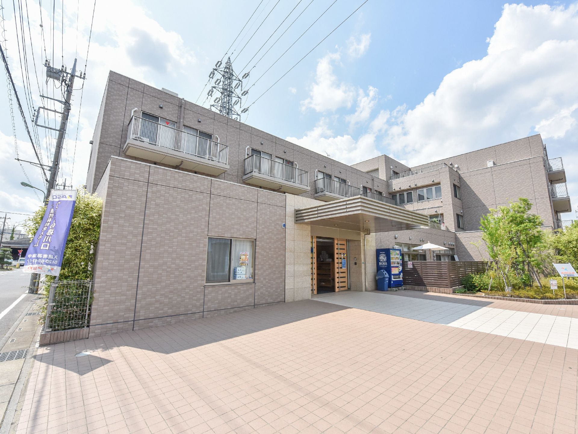 住宅地に隣接するRC造の施設建物である。メイン道路からのアクセスが容易にでき、車両の乗り入れを楽に行える。