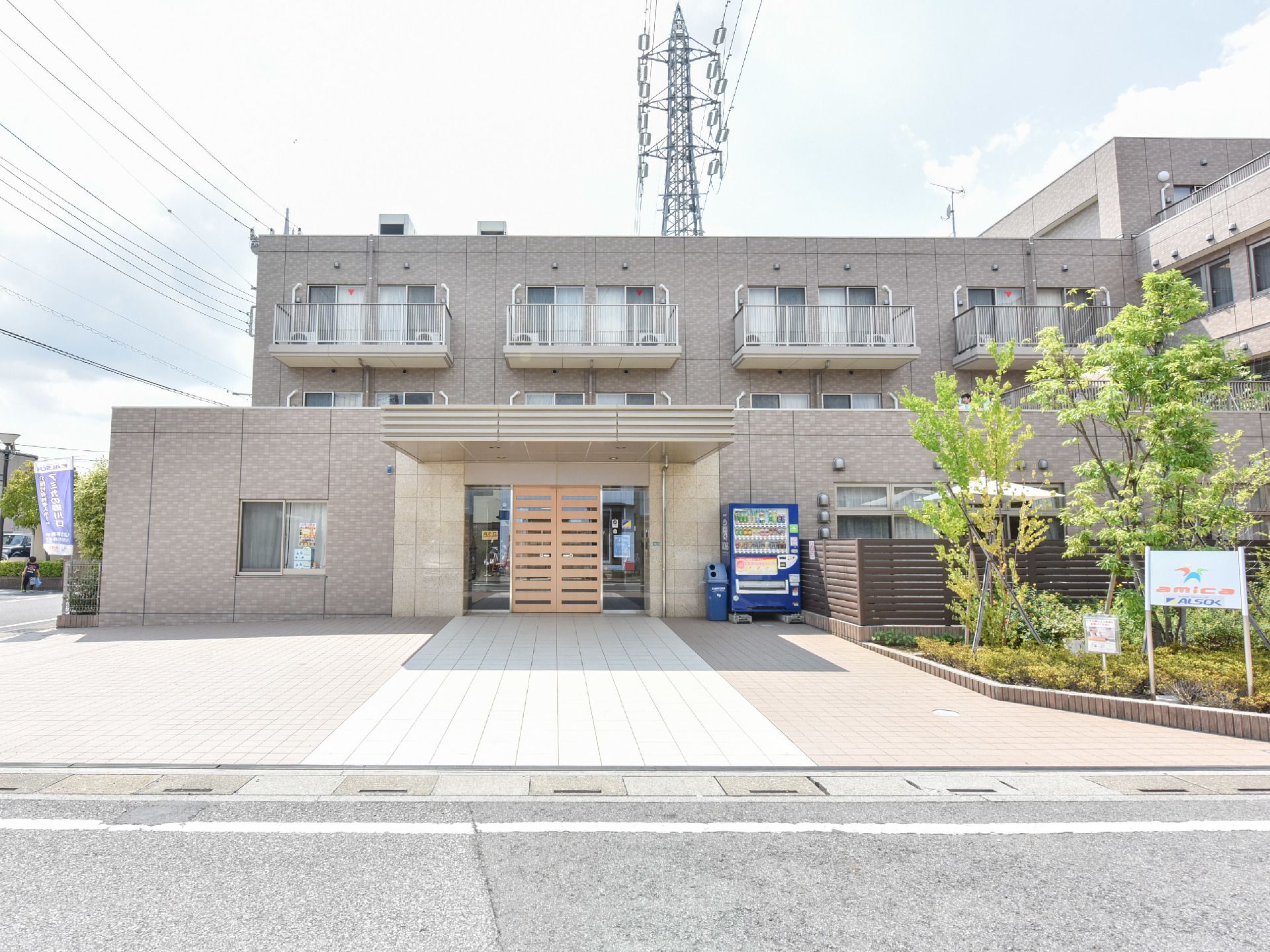 出入り口の右側には自動販売機が設置されている。入居者やその他、関係者が飲み物を購入することができる。