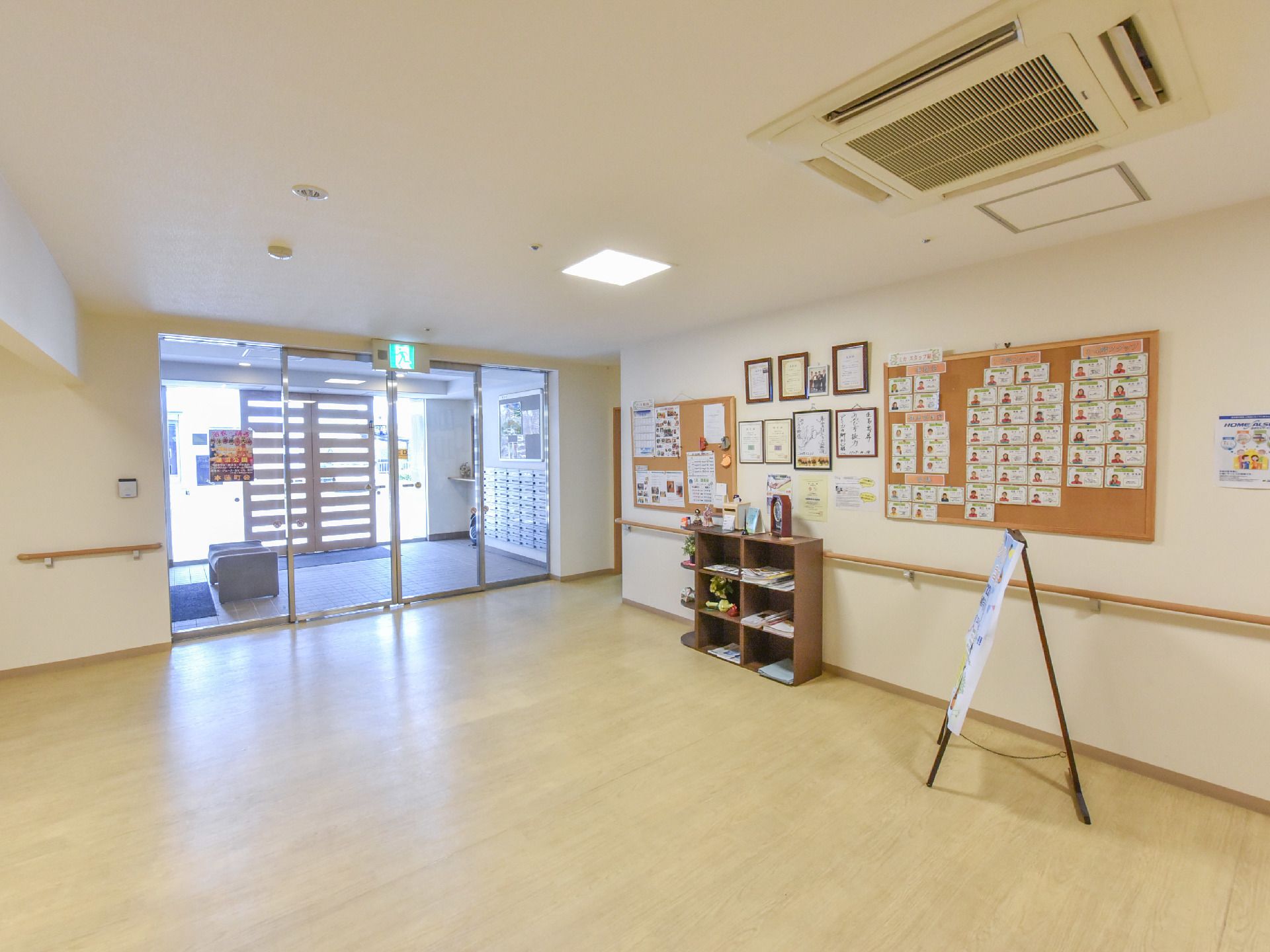 右側の壁には行事の際の写真やスタッフの顔写真の他に連絡事項が壁に掲示されているため、気軽に確認することが出来る。