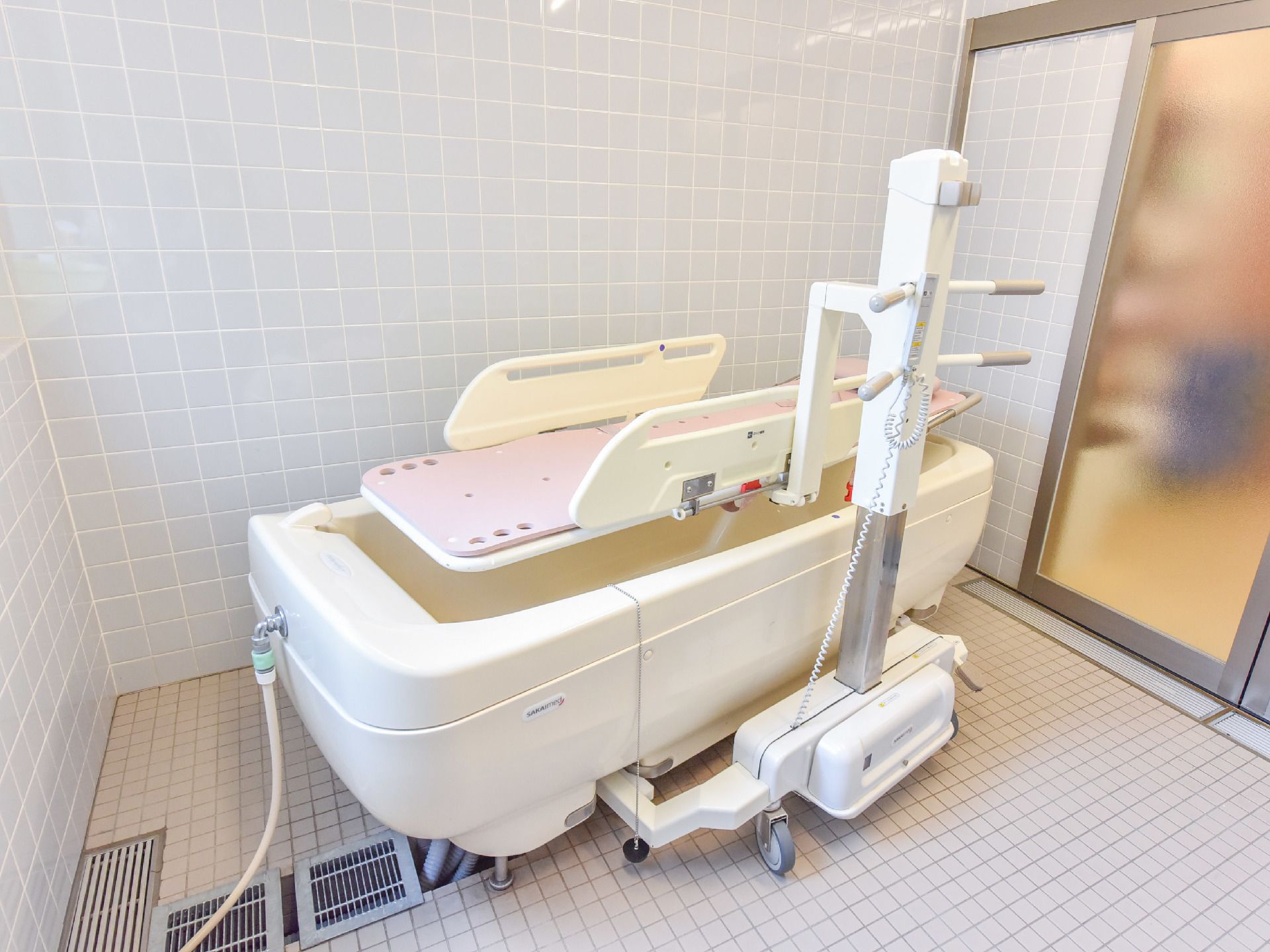 横になって浴槽に浸かることができるベッド付きの入浴介助用マシン