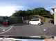 介護施設の外観と駐車スペース