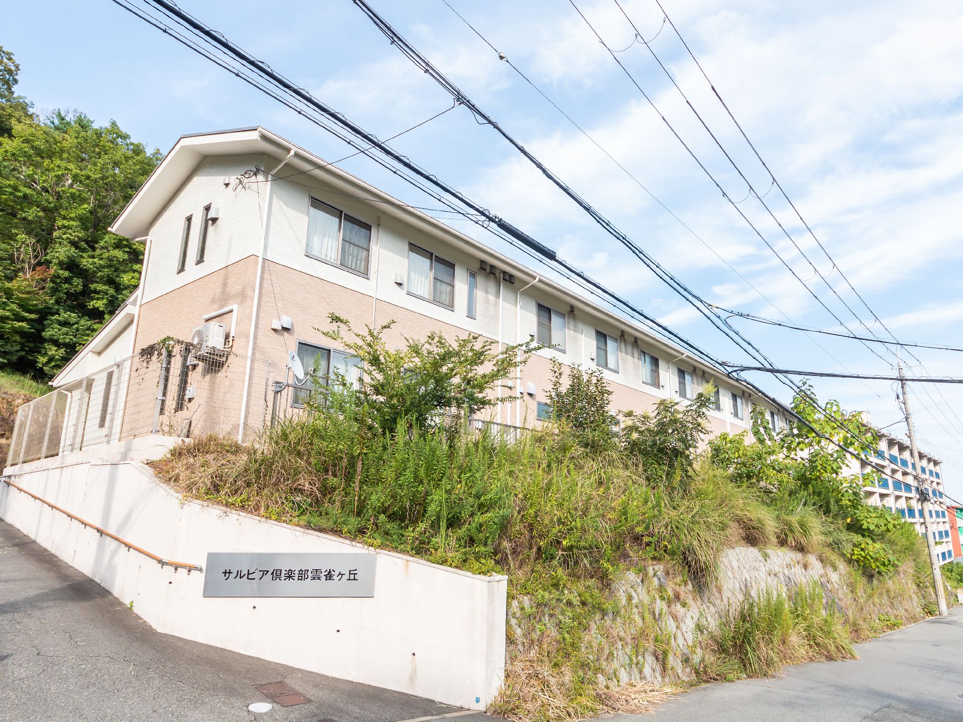 全部屋個室の２階建ての施設