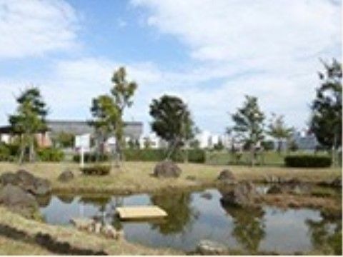 一面芝生が植えられており、池があって静かな印象の景色である。池のふちには大きな岩や木があり、周囲を散歩できる。