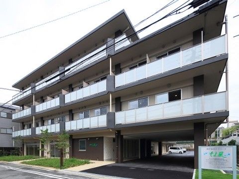 施設の出入口前を通過すると広いスペースの駐車場が確保されており、来訪者様はそちらに駐車することができる。