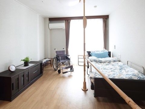 居室の移動空間に余裕があるため、車椅子をご利用の方も家具に衝突することなくスムーズに旋回することができる。