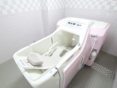 介護浴槽の右側の床にはスリットが入ったステンレスのカバーがあり、入浴の際に生じた水をそこから排水することが可能である。