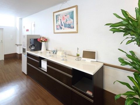 ドリンクコーナーには白湯や緑茶を入れることができるドリンクサーバーが設置されており、自由に飲むことができる。