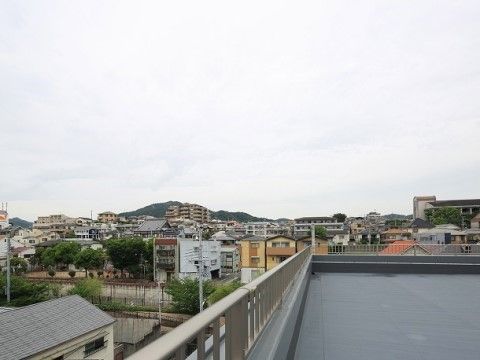 施設の屋上は灰色のシート防水が施されている。パラペット上部まで立ち上げられており、防水性が高く対候性も良い。