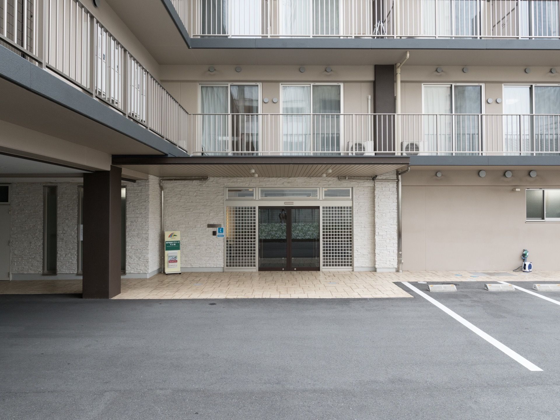 駐車場から館内までは段差がなく、車椅子をご利用の方も安全に出入りができる。大きなひさしがあり、雨の日も安心である。