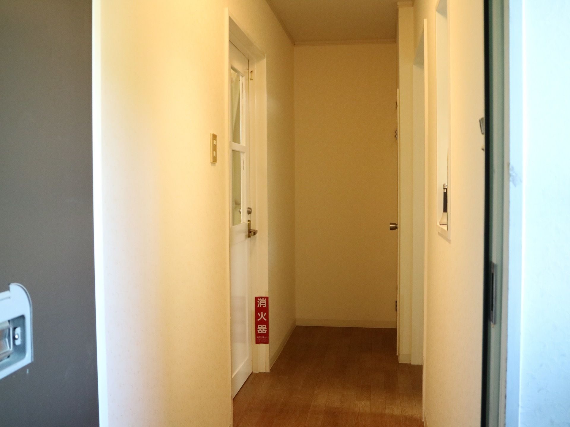 施設は元々ある建物を改装して作られている。木製のフローリングの廊下が各居室や設備をつないだ構造となっている。