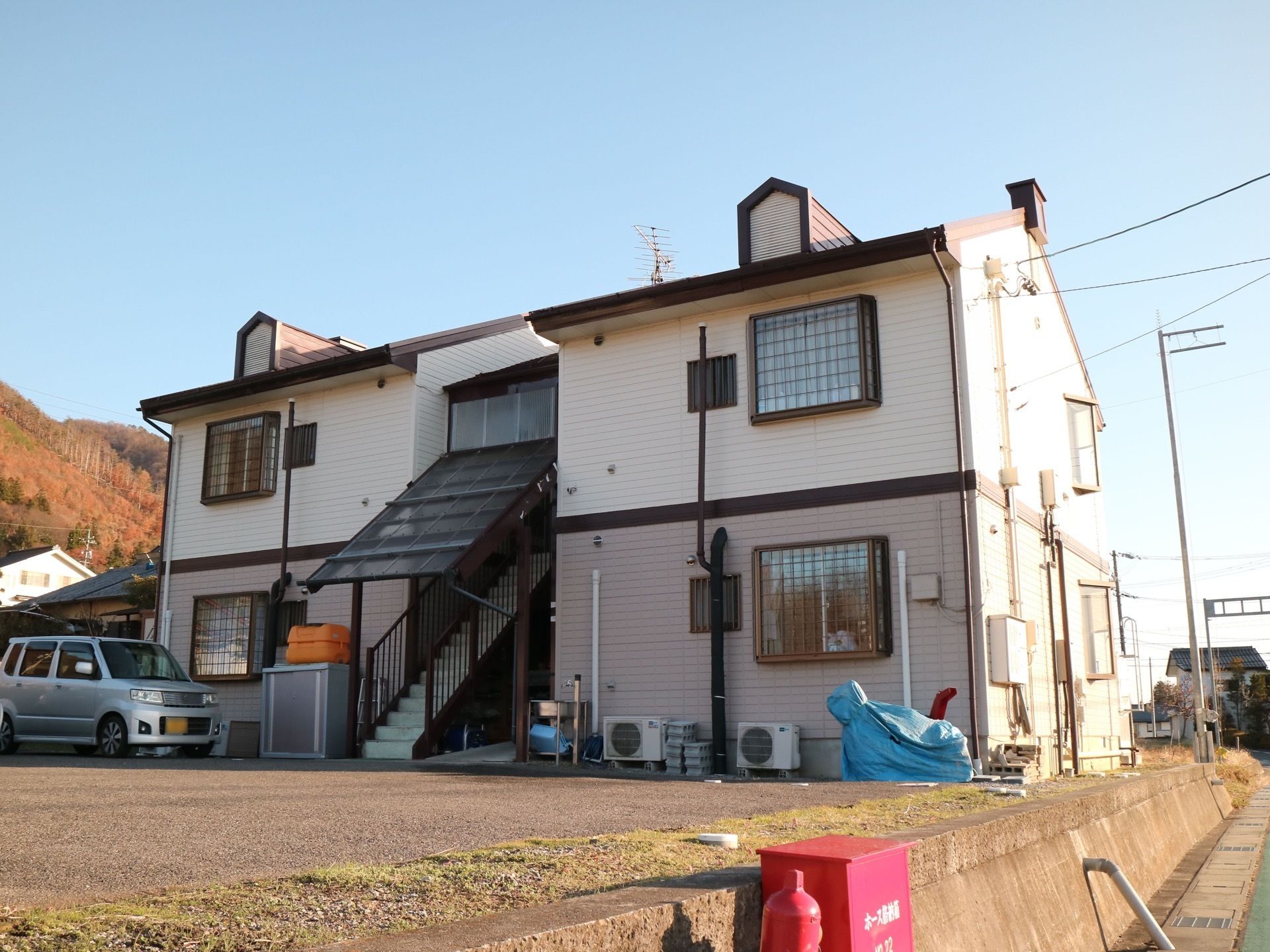 建物本体は２階建てになっている。全ての居室やスタッフルームといった施設の設備は全て１階に収まっている。