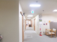 介護施設の清潔な廊下と部屋