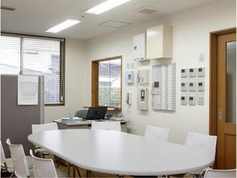 楕円のテーブルが置かれた、施設内の部屋の空調や鍵を管理する職員室