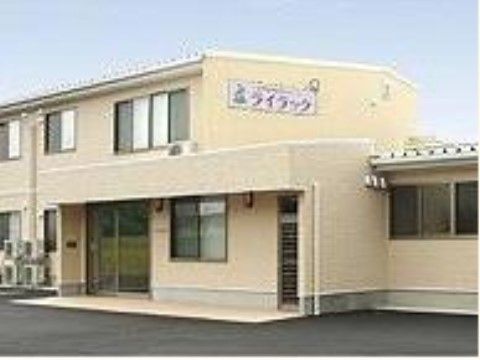 ホームの玄関前は広々とした駐車スペースを完備しており、車椅子をご利用の方にそのままバリアフリーの玄関を移動していただくことができる。