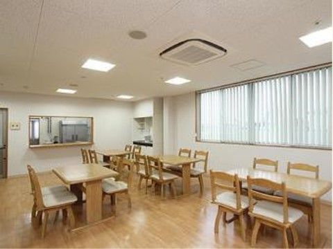 広々とした開放的な窓のある明るい食堂は、入居者様が車椅子で移動しやすいようにテーブルをセッティングするなど工夫している。
