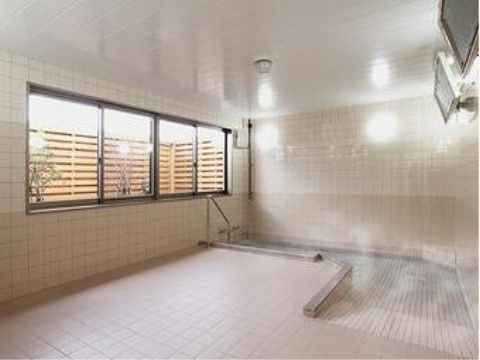 入居者様には広々とした清潔感のある洗い場と、スロープ状に造られている浴槽でゆったりと入浴していただくことができる。