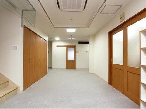 バリアフリーの廊下は複数の入居者様が移動しやすいよう車椅子２つ分以上の幅があり、利用しやすい建物構造である。