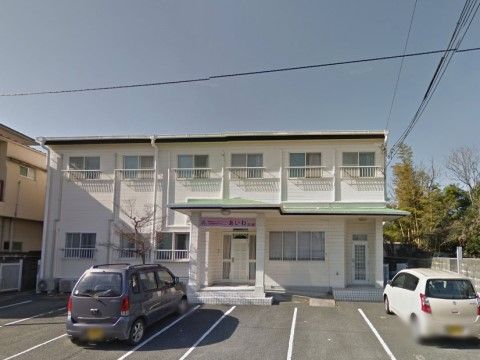 総2階になった白い壁の建物である。建物中央に正面玄関、右側に通用口を配し、建物の前面は駐車場になっている。