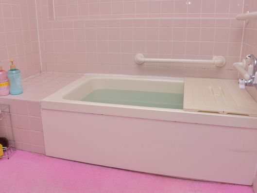 スロープが多数設置されたお風呂