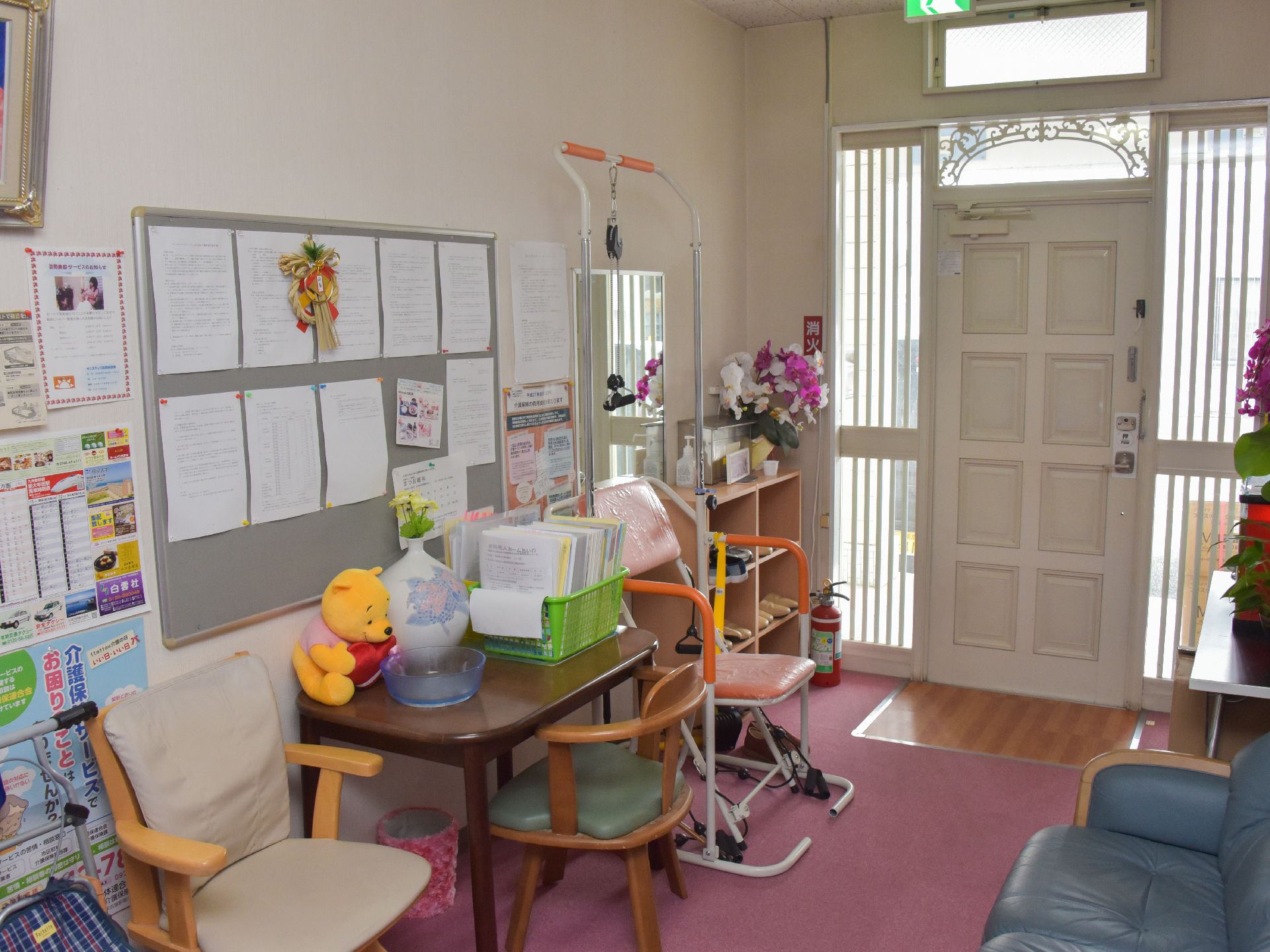 室内には、小さな下駄箱が置かれていて、鏡、健康器具が並んで置かれています。どのご家庭にもある馴染みのあるものが安心感を与えてくれます。