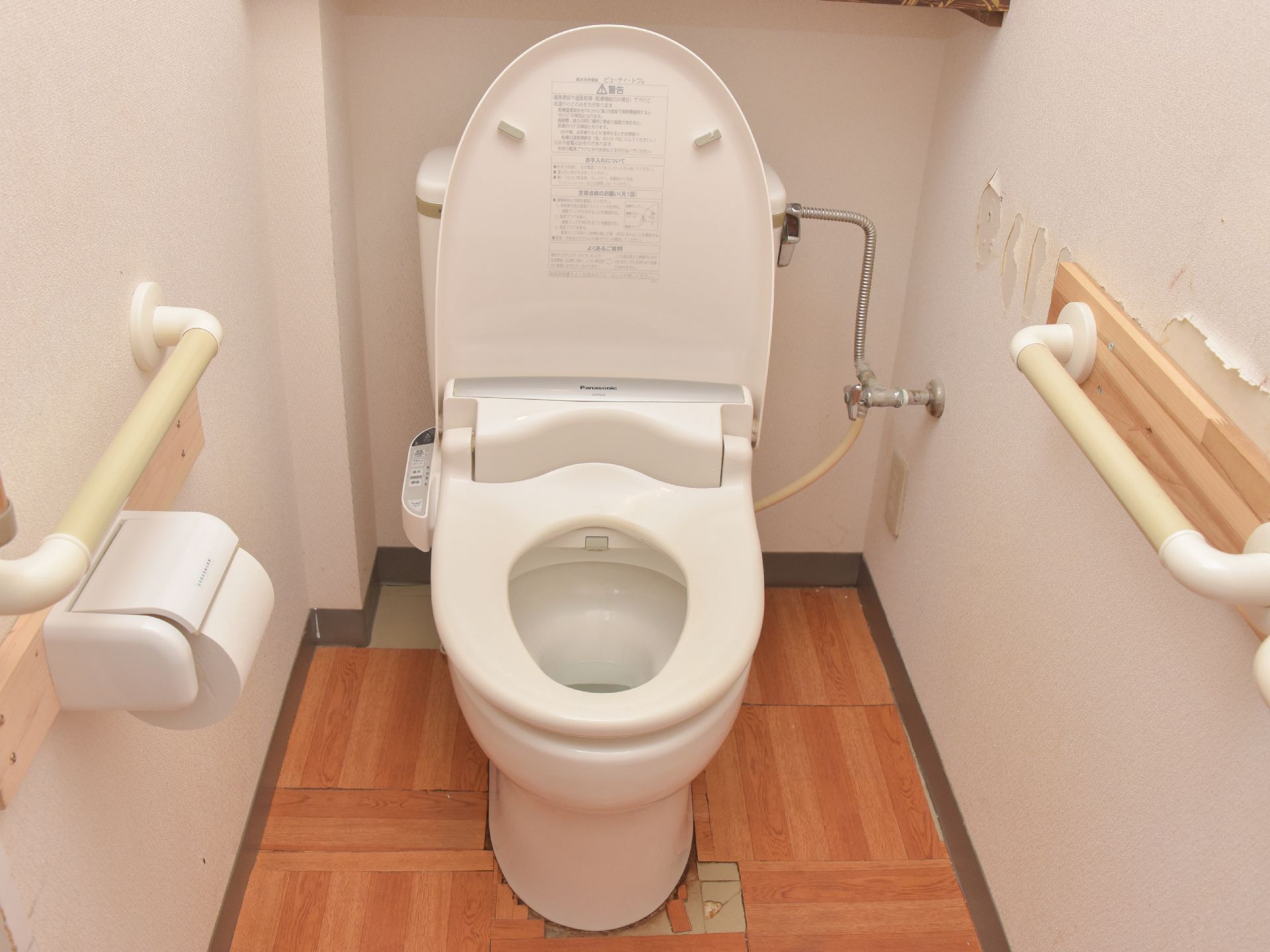 両壁に手すりを設置し、便器はボタンの数が少なく操作が簡単なウォシュレット式です。常に衛生的ですので安心してご使用できます。