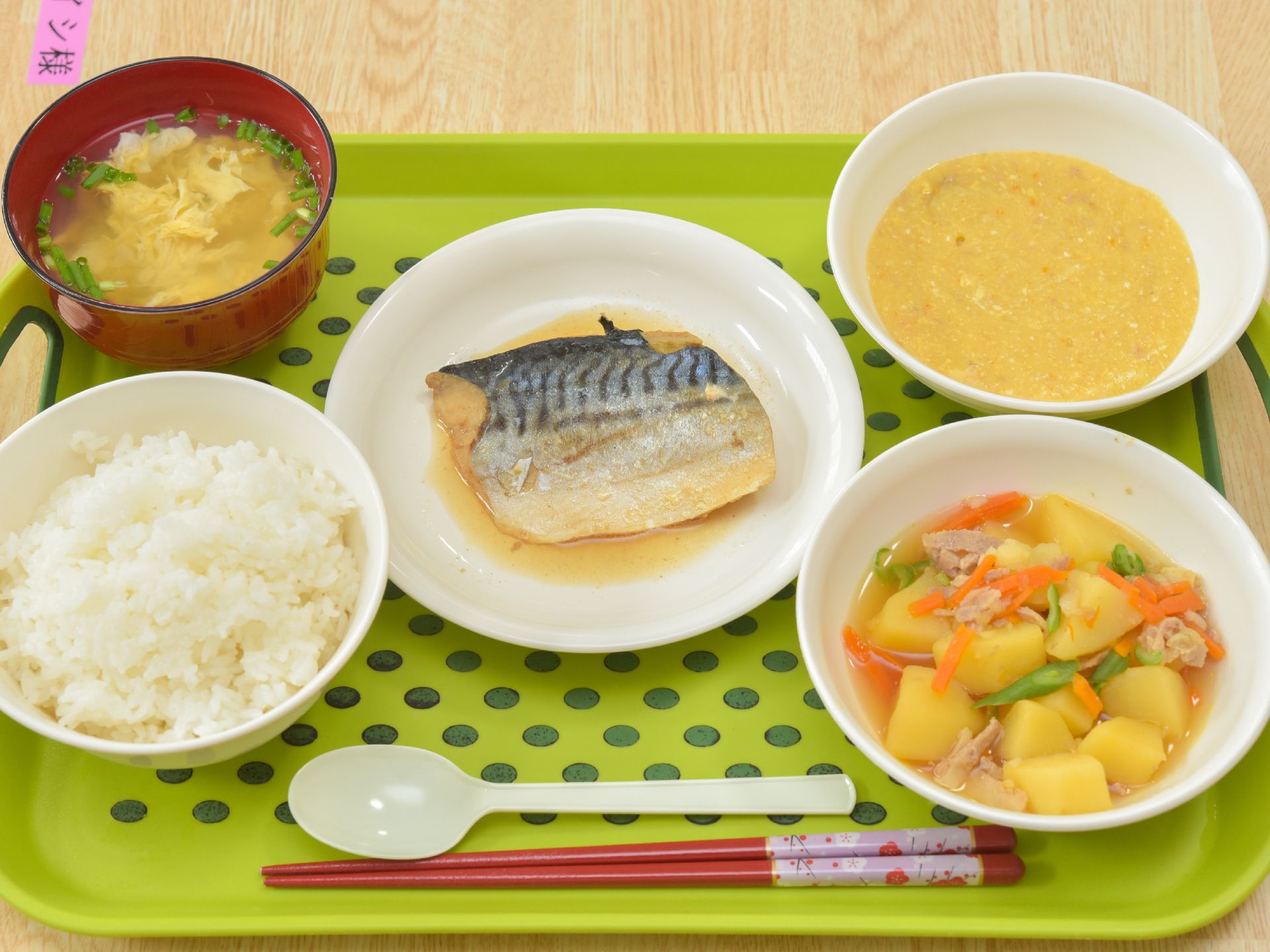 お食事は、消化の良い素材を揃え、味や量の偏りがなく、栄養バランスの良いメニューをご提供させていただいております。
