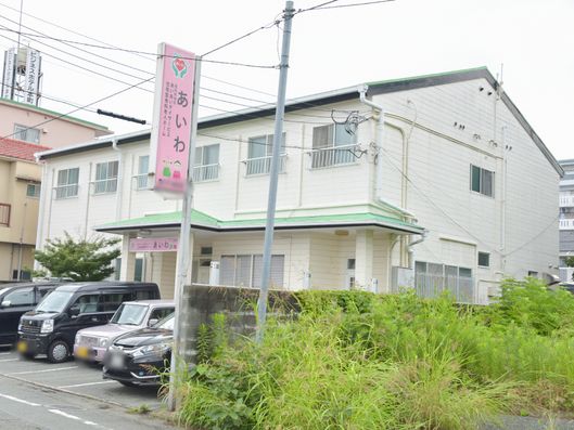 道路脇から見た施設外観