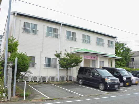 施設外観、入口と駐車場