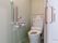 居室に完備されたトイレは明るく清潔感があり、利用しやすい雰囲気。安全対策として、手すりや安全バー、呼び出しボタンがある。