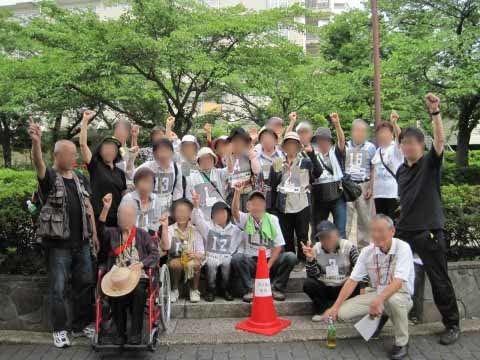 「ウェルハイム・東京」入居者様と地域の方との交流写真。当施設は、入居者様だけでなく、地域の方との交流も大切にしています。