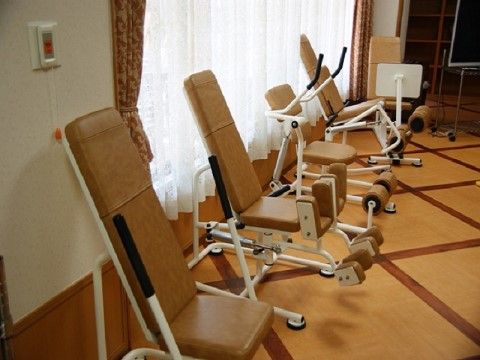 「ウェルハイム・東京」機能訓練室。リハビリ活動に熱心に取り組まれる入居者様が多いので、トレーナーも指導に熱が入ると嬉しそうに語っていました。
