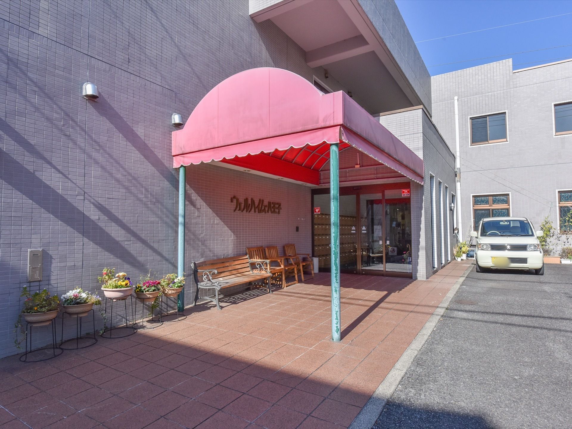 施設の壁際にはたくさんの観葉植物が置かれている。屋根の部分にはベンチなどがあり、たくさんの人が座れるようになっている。