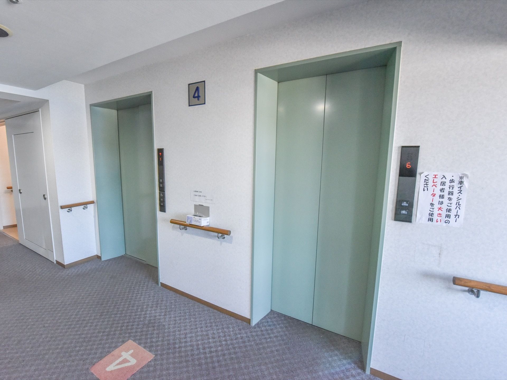 エレベーターが２基あり、車椅子などを利用している入居者様は大きいエレベーターを使うように指示する貼り紙がある。
