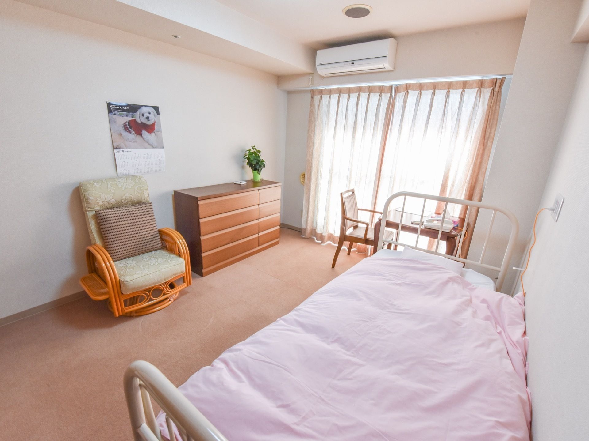 居室にはベッドやイス、テーブル、タンス、ソファといった家具が置かれてあり、誰かが住んでいる様子がうかがえる。