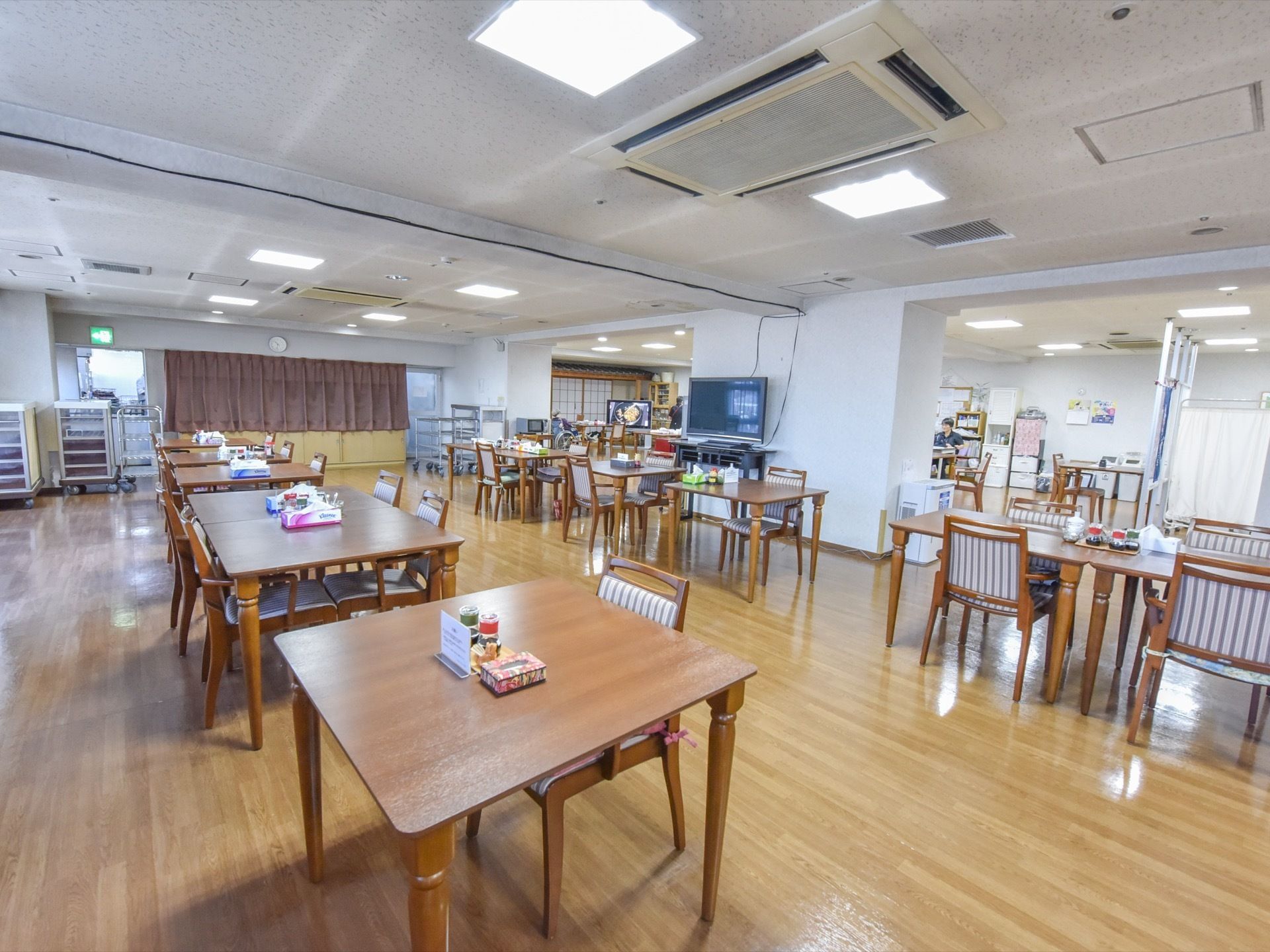 共有スペースにはほとんど壁がなく、コミュニケーションが取りやすくなっている。真ん中部分にはテレビがあり、どの位置にいても見やすくなっている。