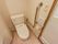 白を基調としたトイレには温水洗浄便座を完備している。ボタン１つで簡単に操作ができいつも清潔なので快適である。