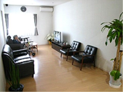柔らかい革のソファが多数置かれた、テレビが観られる部屋