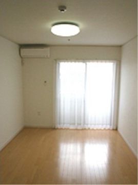 エアコンとカーテン、照明が備え付けられたワンルーム