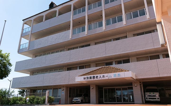 明るい外観の建物入口